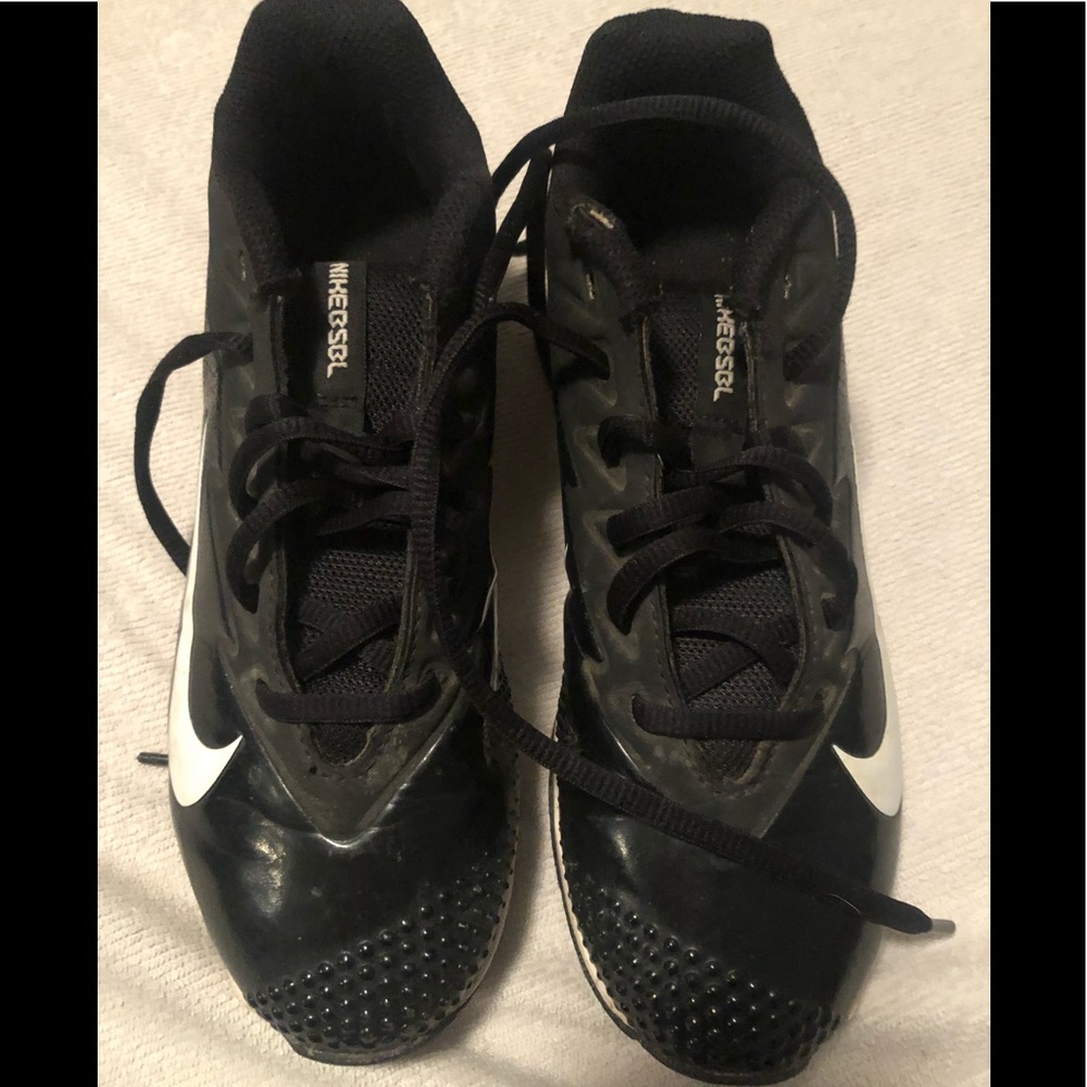 Nike Youth black and White Soccer Cleats